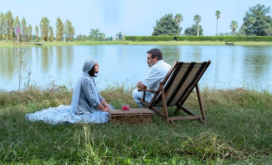 انتقاد از یک فیلم جشنواره فجر با بازی رضا عطاران: چرا زندگی افراد مذهبی را تحریف کرده‌اید؟