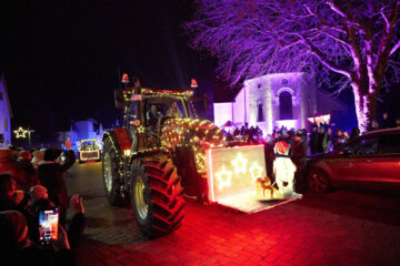 تصاویر| رژه تراکتورها برای حمایت از کودکان بیمار آلمانی