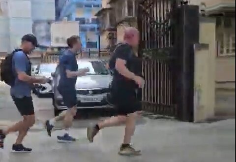 ورزش صبحگاهی ماکرون با عینک دودی در بمبئی آلوده سوژه شد! +ویدیو