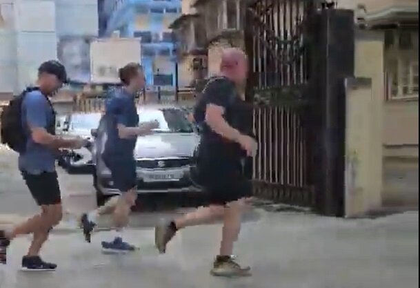 ورزش صبحگاهی ماکرون با عینک دودی در بمبئی آلوده سوژه شد! +ویدیو