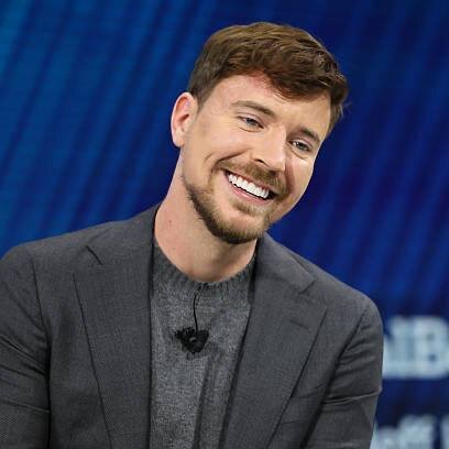 ۱۰۰۰۰۰۰۰۰۰ نفر در جهان ویدیوهای این مرد را نگاه می‌کنند! +عکس