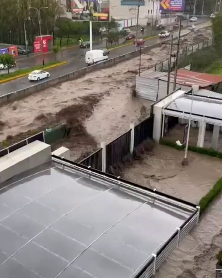 لحظه غرق‌شدن خودروها در سیل پرو را ببینید! +ویدیو