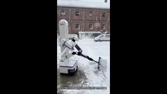 پارو کردن برف را به این ربات بسپارید! +ویدیو