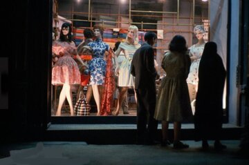 پاتوق شیک‌پوشان تهران در خیابان لاله‌زار لو رفت! +عکس