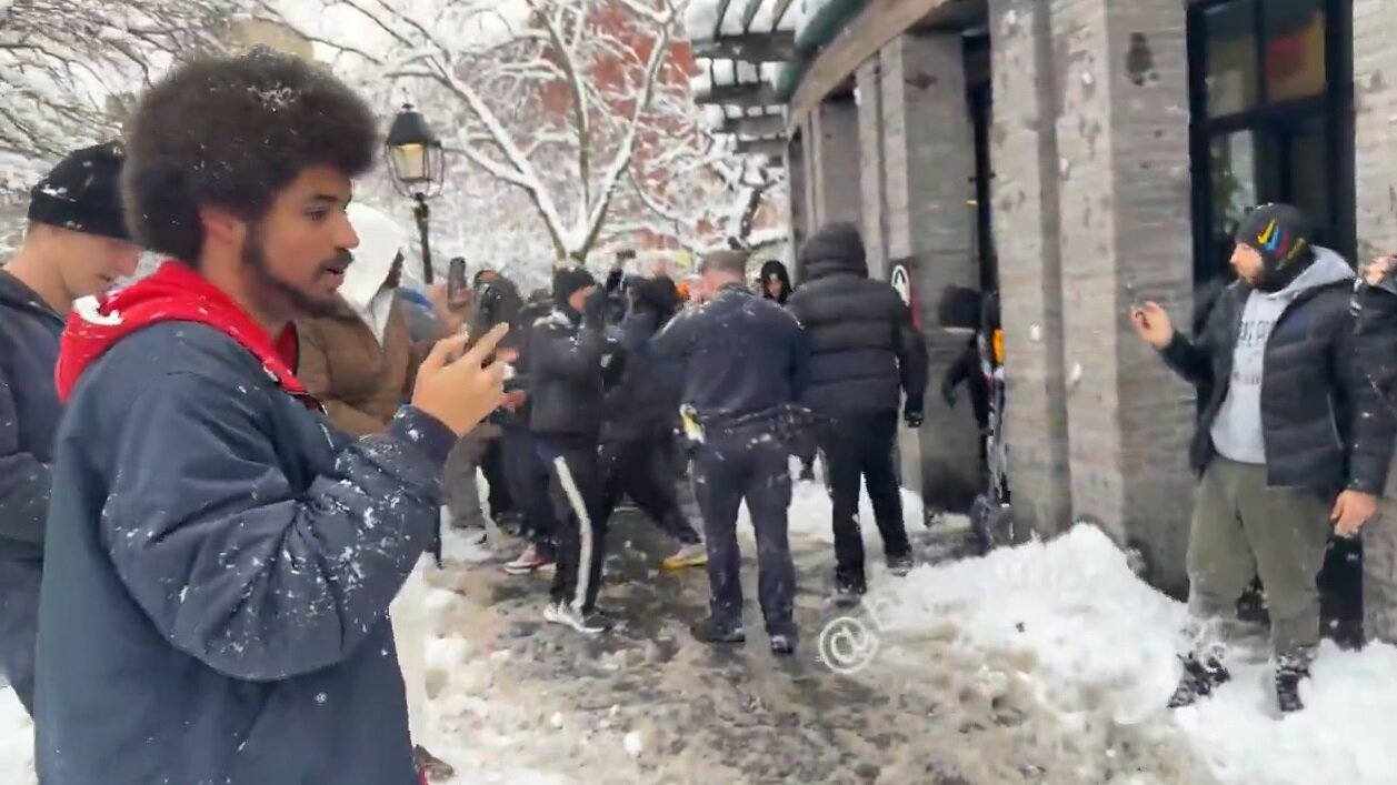 برف بازی مردم نیویورک با پلیس سوژه شد +ویدیو