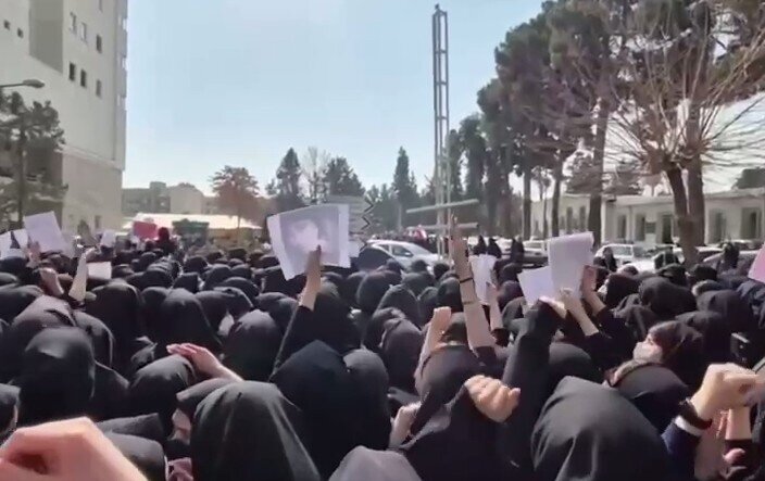 شما که شعار می‌دهید «مرگ بر سه فاسد/ملا چپی مجاهد» معنی این شعارها را هم می‌دانید؟