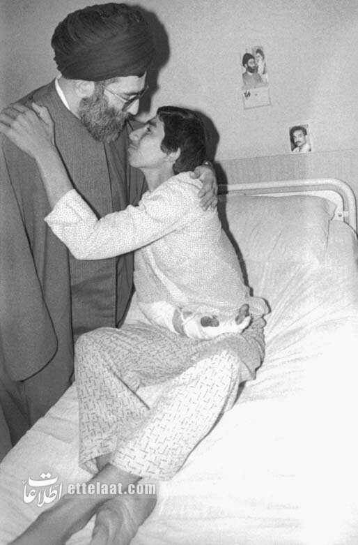 گزارش تصویری عیادت مقام معظم رهبری از مجروحان بمباران شیمیایی
