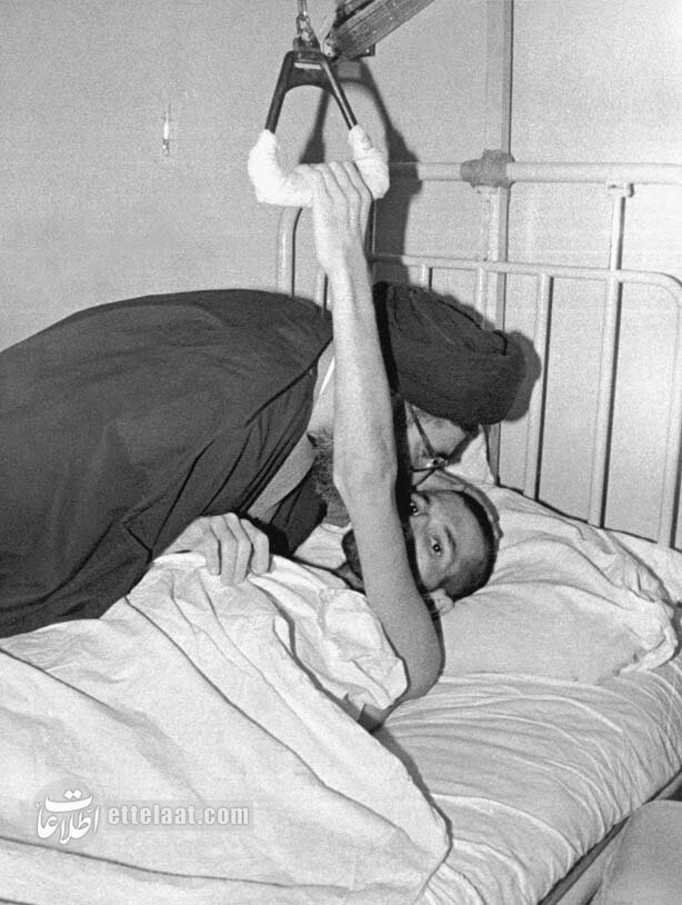 گزارش تصویری عیادت مقام معظم رهبری از مجروحان بمباران شیمیایی