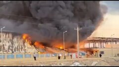 آتش‌سوزی بزرگ در آبادان؛ شهرک صنعتی طعمه حریق شد +ویدیو