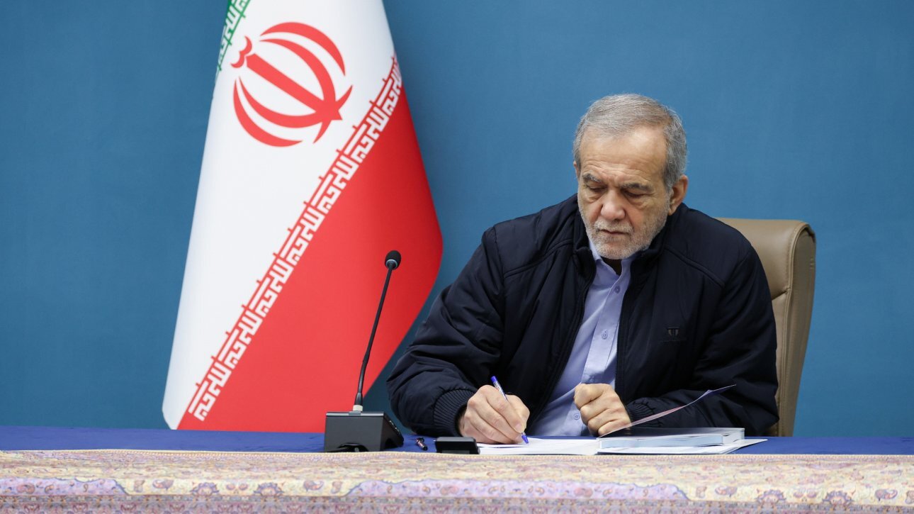پزشکیان: با استفاده از کتاب میتوان از بحرانها، جنگها و تندرویها عبور کرد پزشکیان: با استفاده از کتاب میتوان از بحرانها، جنگها و تندرویها عبور کرد