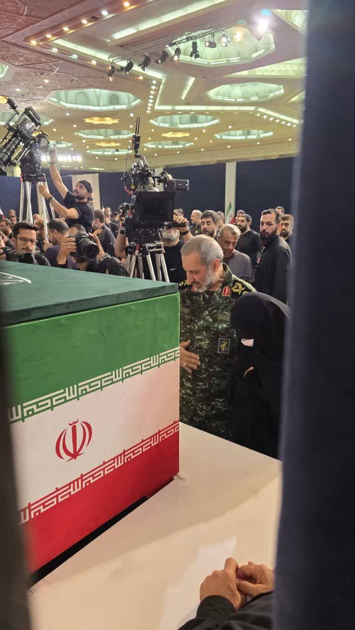 فرمانده هوافضای سپاه هم برای وداع با رهبر شهید آمد؛ تجدید دیدار با سردار پس از چهار ماه فرمانده هوافضای سپاه هم برای وداع با رهبر شهید آمد؛ تجدید دیدار با سردار پس از چهار ماه