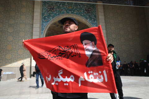 فرزند ارشد رهبر شهید همراه با فرزندان آیت‌الله سیستانی در انتظار پیکر امام شهید