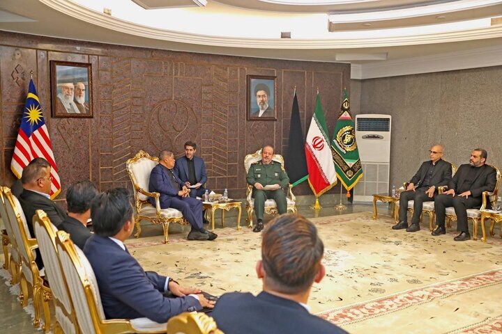 هشدار سرپرست وزارت دفاع: ایران به نقض تعهد پاسخی قاطع میدهد سردار سید مجید ابنالرضا، سرپرست وزارت دفاع و پشتیبانی نیروهای مسلح