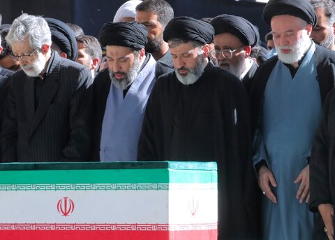 حضور سه فرزند رهبر شهید در مراسم امروز مصلی؛ برادران رهبر انقلاب بر پیکر پدر نماز خواندند