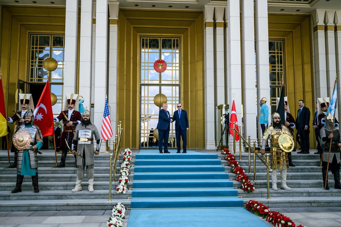 اردوغان با سربازان عثمانی از ترامپ استقبال کرد +عکس