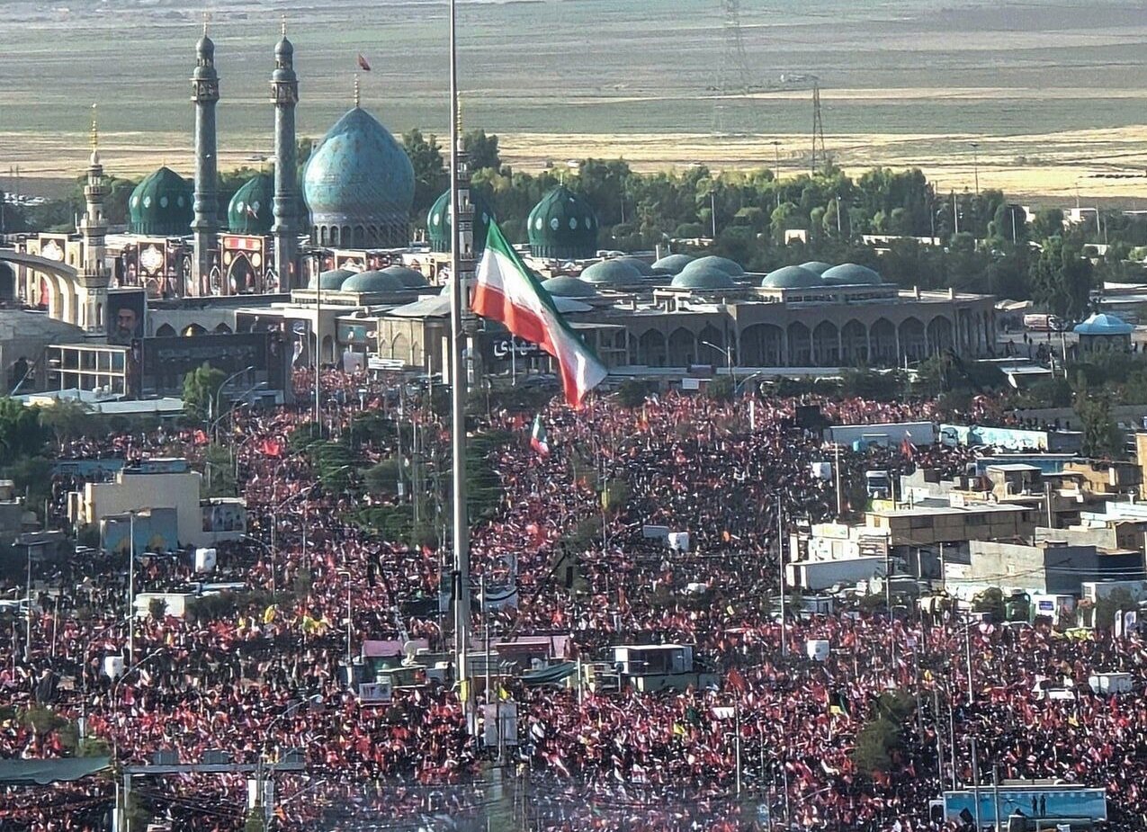 سنگ تمام مردم قم برای رهبر شهید