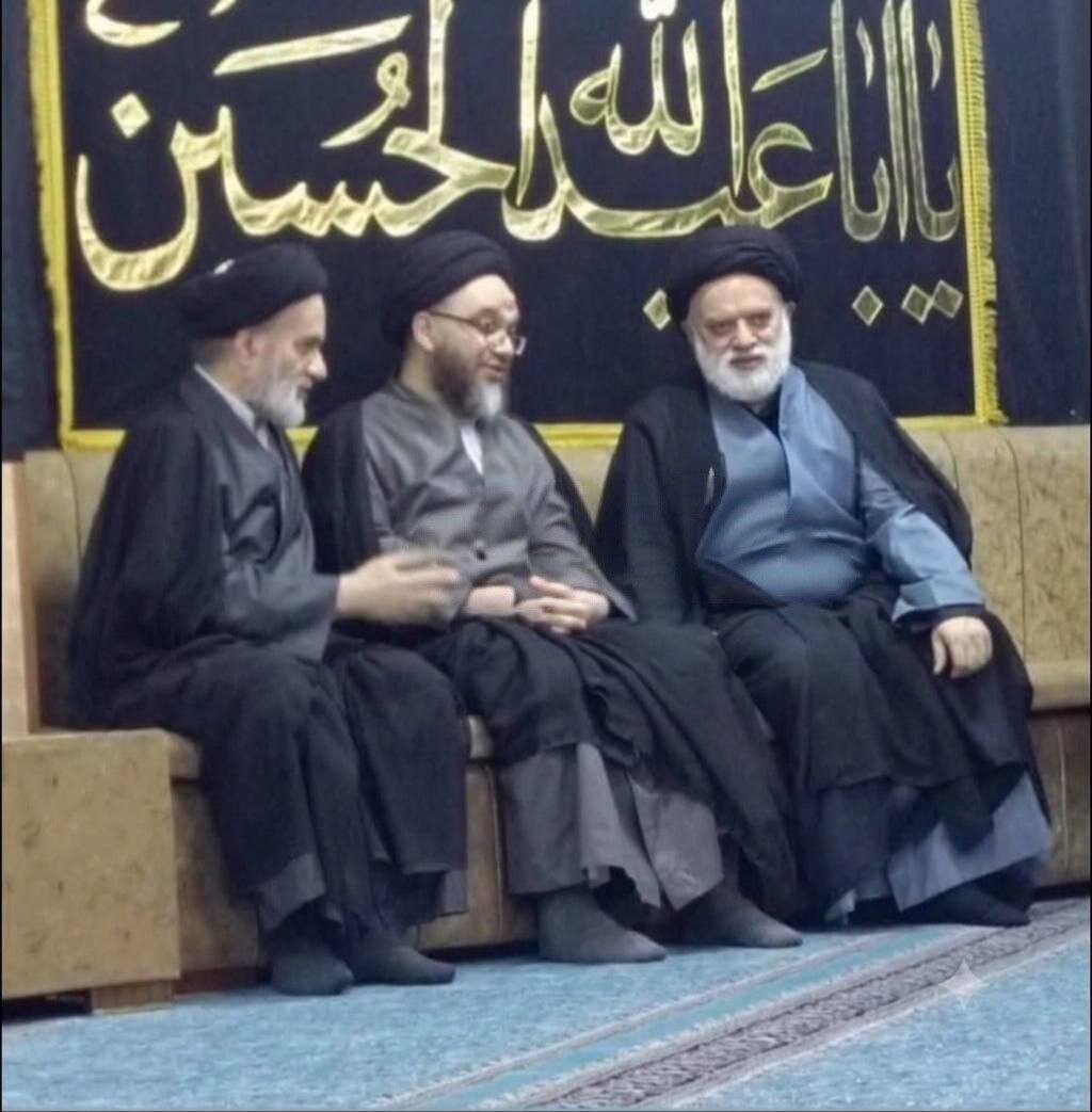 فرزند ارشد رهبر شهید همراه با فرزندان آیت‌الله سیستانی در انتظار پیکر امام شهید