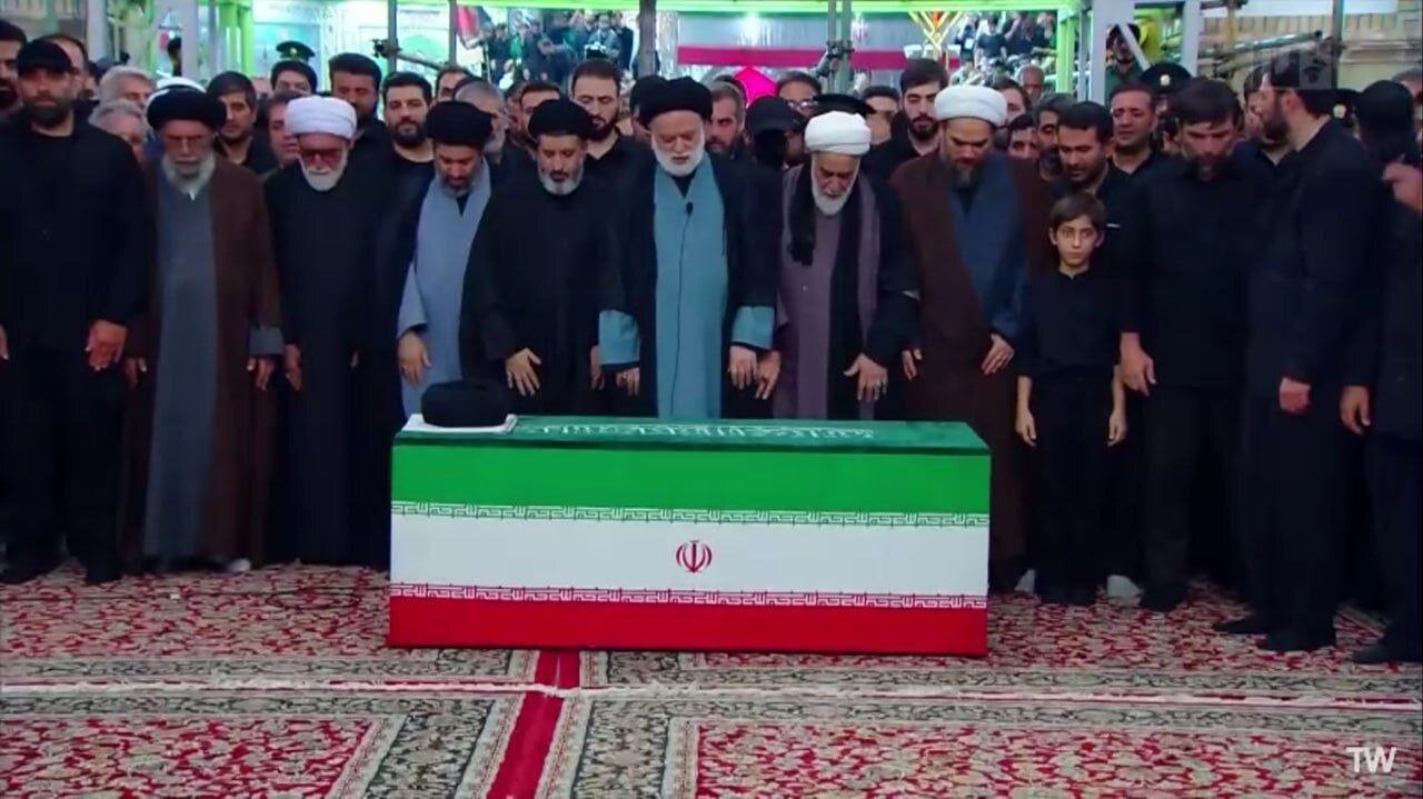 نماز پسر بر پیکر پدر؛ رهبر شهید در جوار حضرت خورشید آرام می‌گیرد