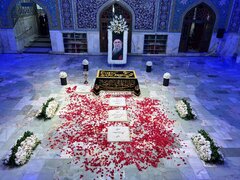 مزار مطهر رهبر شهید در رواق دارالذکر +ویدئو