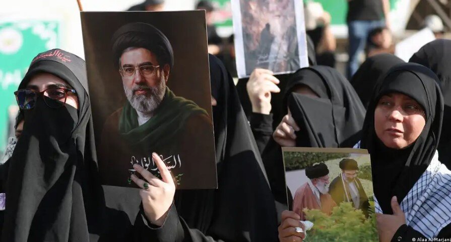 بازتاب خونخواهی رهبر انقلاب در رسانه‌های جهان؛ خامنه‌ای جوان قول انتقام داد
