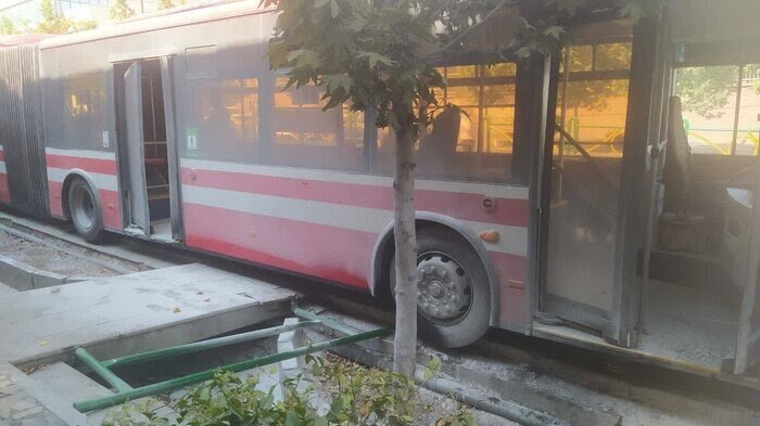 برخورد اتوبوس بدون مسافر با ۷ خودرو و موتور؛ روایت شرکت واحد از حادثه خیابان ولی‌عصر