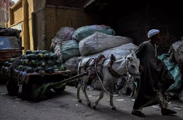 بازیافت‌کنندگان «شهر زباله» مصر از فشار پلاستیک ناشی از جنگ ایران سود می‌برند