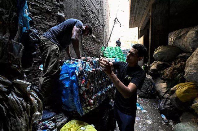 بازیافتکنندگان «شهر زباله» مصر از فشار پلاستیک ناشی از جنگ ایران سود میبرند