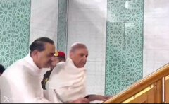 ورود نخست‌وزیر و فرمانده ارتش پاکستان به داخل خانه خدا +ویدئو