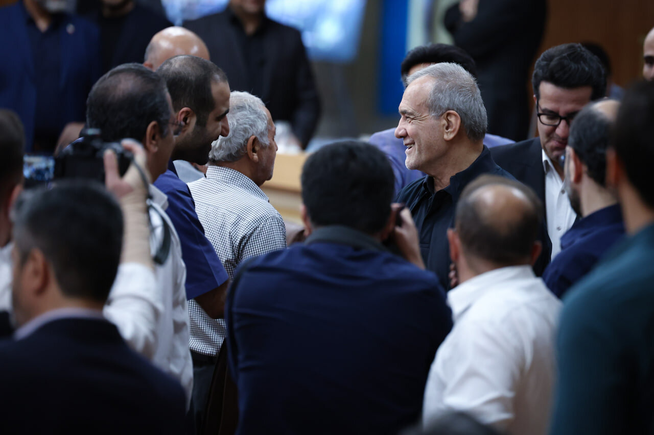 پزشکیان: کمک خبرنگاران در ایجاد انسجام و حدت در داخل کشور بسیار مهم است +ویدیو پزشکیان: کمک خبرنگاران در ایجاد انسجام و حدت در داخل کشور بسیار مهم است +ویدیو