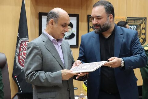 استاندار گیلان در ترویج فرهنگ ایثار و شهادت نمونه شد