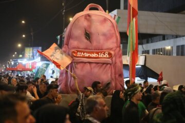 نصب المان «کوله‌پشتی» به یاد کودکان شهید میناب روبروی حرم رضوی +ویدئو