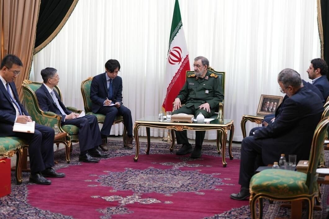 نخستین دیدار سرلشکر محسن رضایی در جایگاه دبیر شعام؛ سردار با لباس نظامی میزبان سفیر چین شد