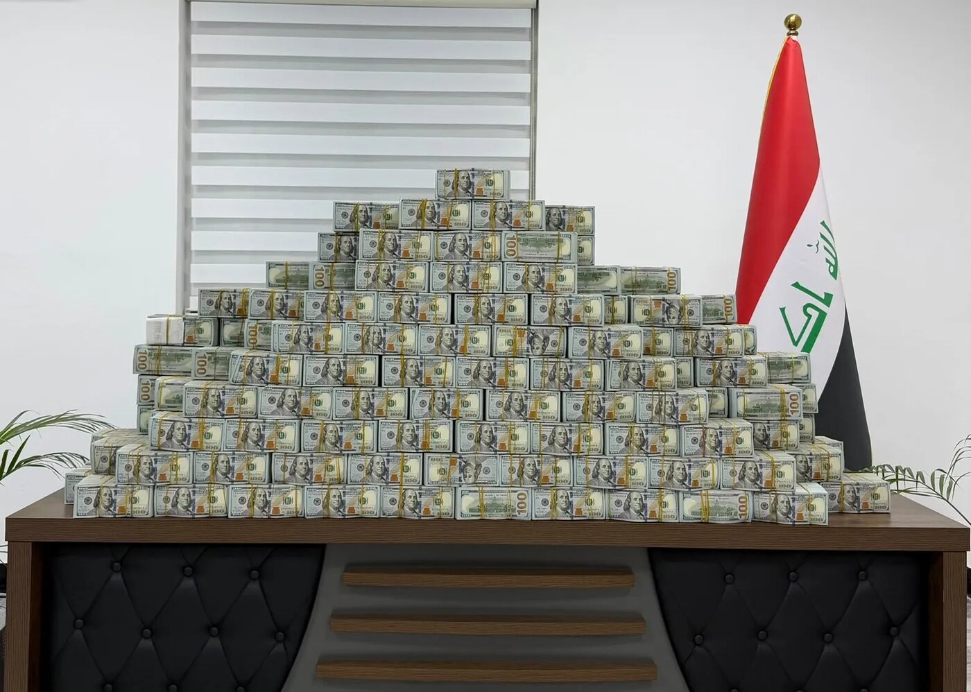 کوهی از دلار کشف شده در پرونده فساد مقام نفتی عراق