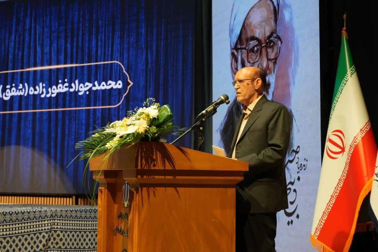 غزلی که با انتخاب رهبر شهید انقلاب، کتیبه‌ روضه منوره حرم رضوی شد