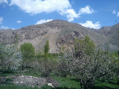 روستای شادمهن، میان کوهستان و چشمه‌سارها