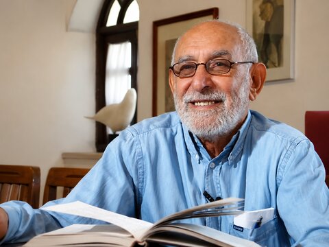 قدم همایونی که به صنعت نشر برکت داد؛ یادی از همایون صنعتی‌زاده در سالروز درگذشت