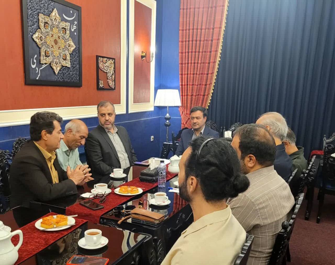 تجلیل از پنج دهه فعالیت حسین محتشمی‌پور، نماینده پیشکسوت روزنامه اطلاعات در سبزوار