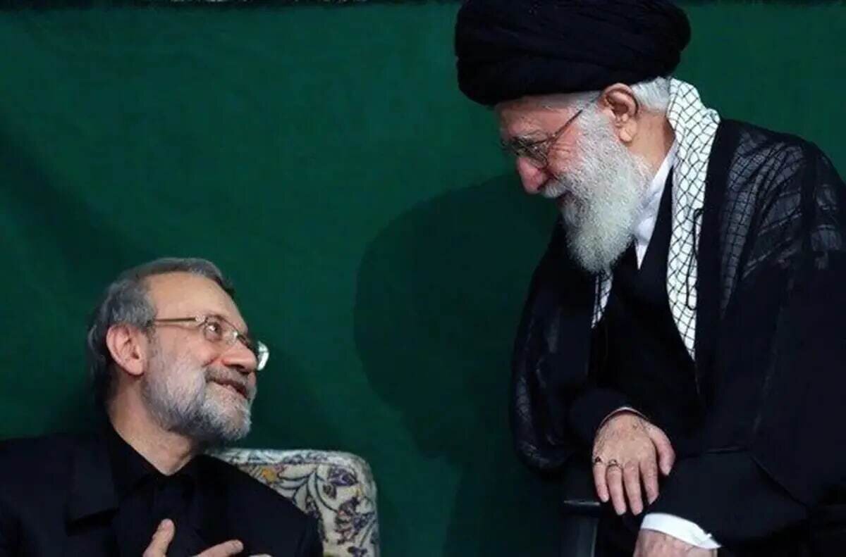 واکنش عجیب رهبر شهید به هدیه شهید لاریجانی +ویدئو