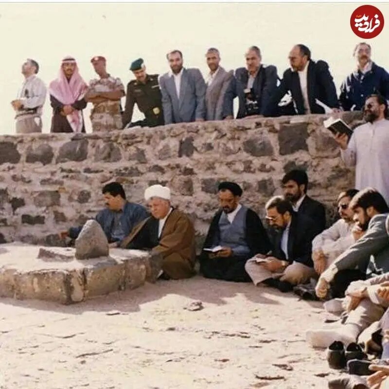 تصویری قدیمی از مرحوم هاشمی رفسنجانی در قبرستان بقیع در سفر عربستان