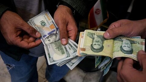 بازار ارز همچنان شعله‌ور است؛ صحبت از دلار ۲۴۰هزار تومانی است!