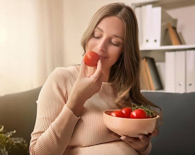 خوردن گوجه فرنگی برای برخی عارضه دارد