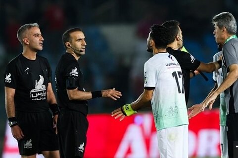 لگد زدن هافبک ذوب‌آهن به درِ اتاق داوران پس از بازی با پرسپولیس!