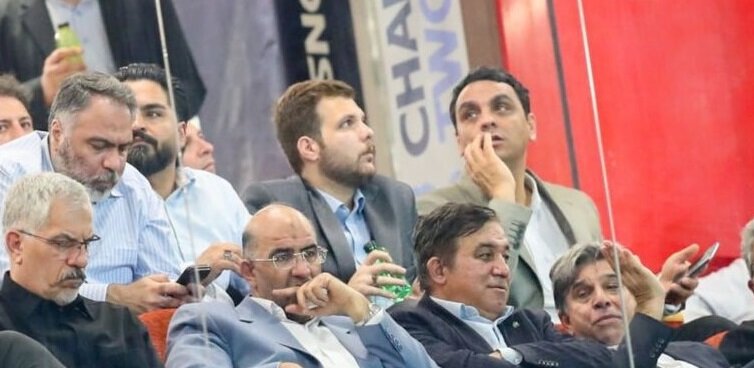 تاجرنیا پاسخ دهد؛ فرد سابقه‌دار کنار استقلال چه می‌کند؟!