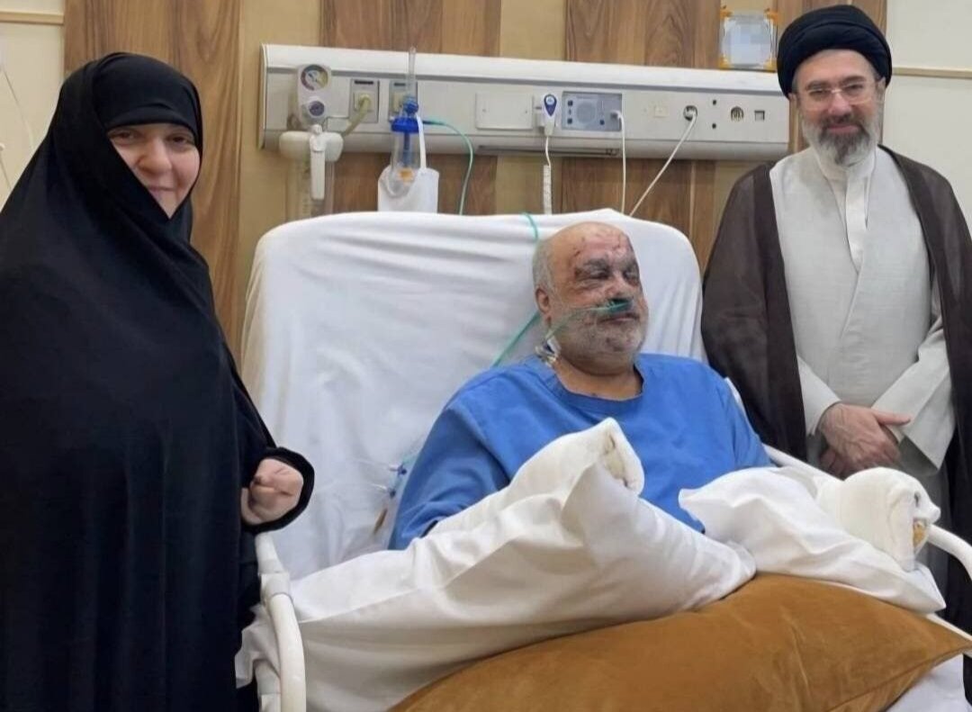 انتشار برای نخستین بار؛ عیادت رهبر انقلاب از جانباز ایرانی جنایت انفجار پیجرها در لبنان