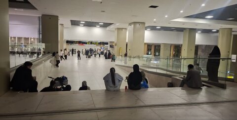 سرگردانی و انتظار ۳۰۰ دقیقه‌ای مسافران تهران در فرودگاه مشهد +تصاویر