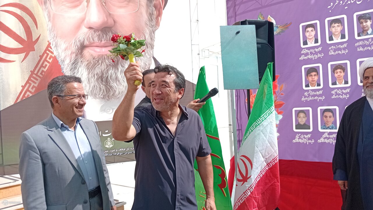خداداد عزیزی زنگ آغاز تحصیلی مدرسه موقوفه‌ای را نواخت +ویدیو
