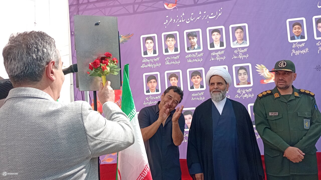خداداد عزیزی زنگ آغاز تحصیلی مدرسه موقوفه ای را نواخت| عکس یادگاری با ۱۳۰ دانش آموز ! +ویدیو