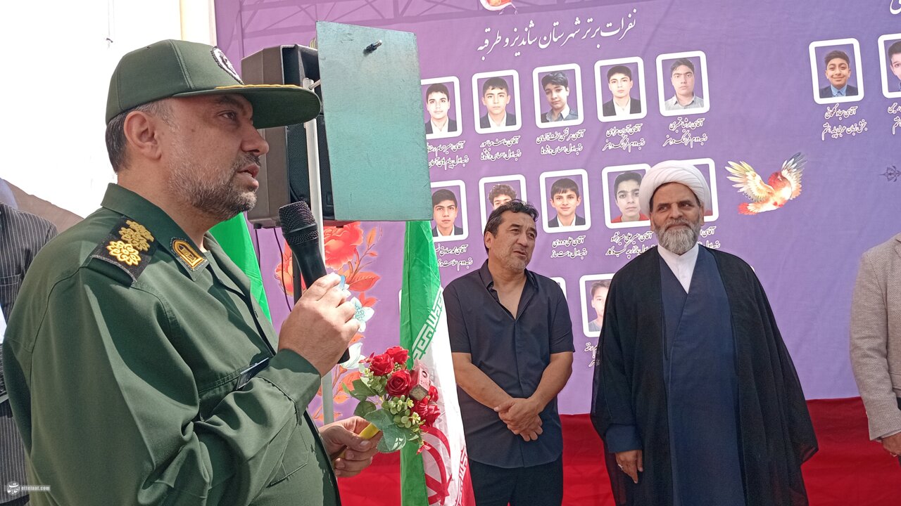 خداداد عزیزی زنگ آغاز تحصیلی مدرسه موقوفه ای را نواخت| عکس یادگاری با ۱۳۰ دانش آموز ! +ویدیو