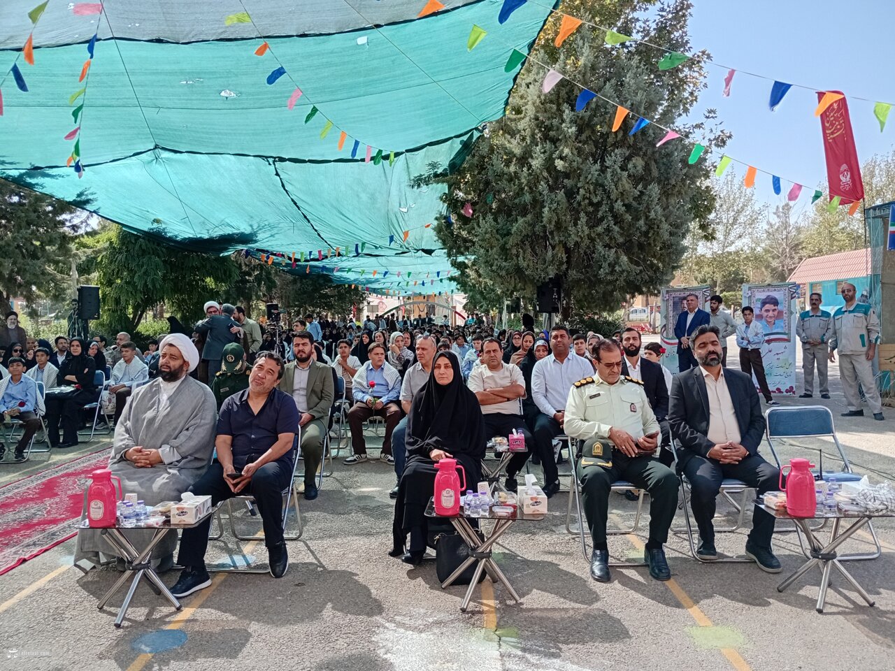 خداداد عزیزی زنگ آغاز تحصیلی مدرسه موقوفه ای را نواخت| عکس یادگاری با ۱۳۰ دانش آموز ! +ویدیو