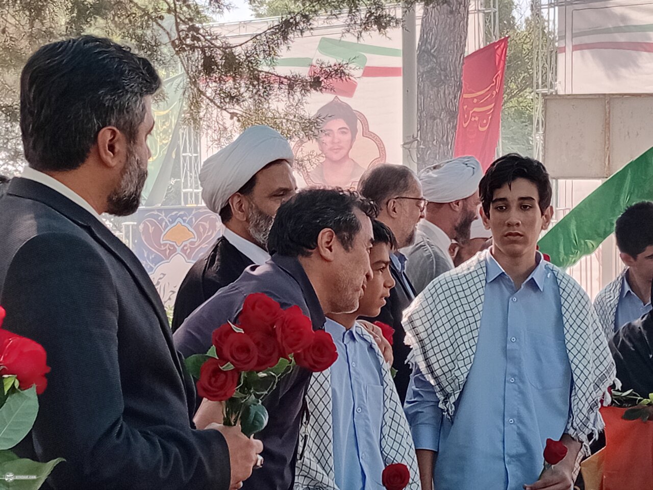 صف عکس یادگاری دانش آموزان با خداد عزیزی! +ویدیو